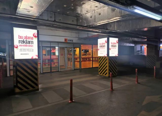 Ankara Podium AVM Otopark Yaya Girişi Kolon Yanları / 3 görseli