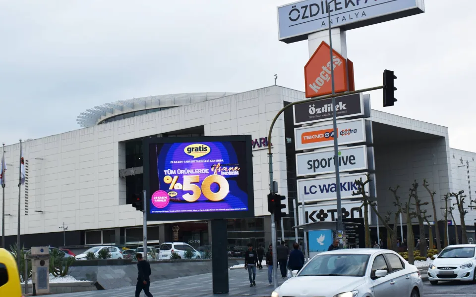 Yapay Zekâ ve Gerçek Zamanlı Veri Açıkhava Reklamlarını Nasıl Değiştiriyor?