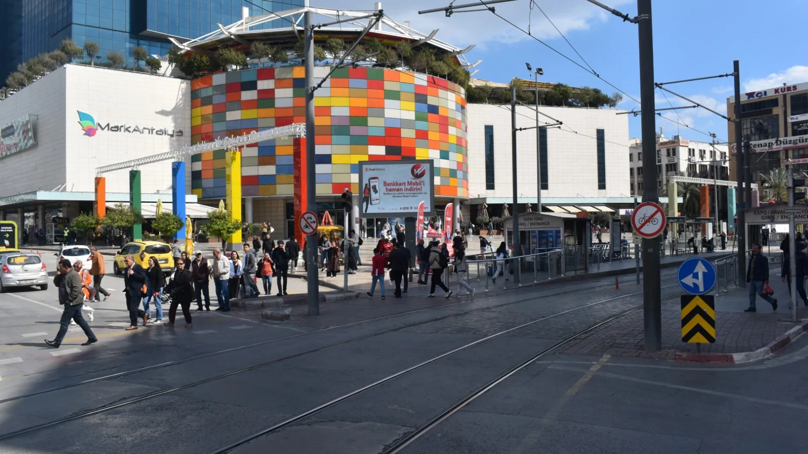 KVKK Çağında Akıllı Billboardlar: Kamera ve Sensör Kullanımının Sınırları