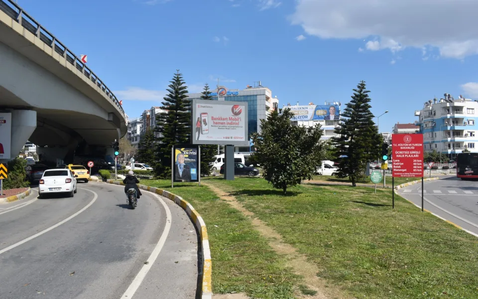 Klasik Billboardlar Ölüyor mu? OOH ve DOOH Arasındaki Yeni Güç Dengesi