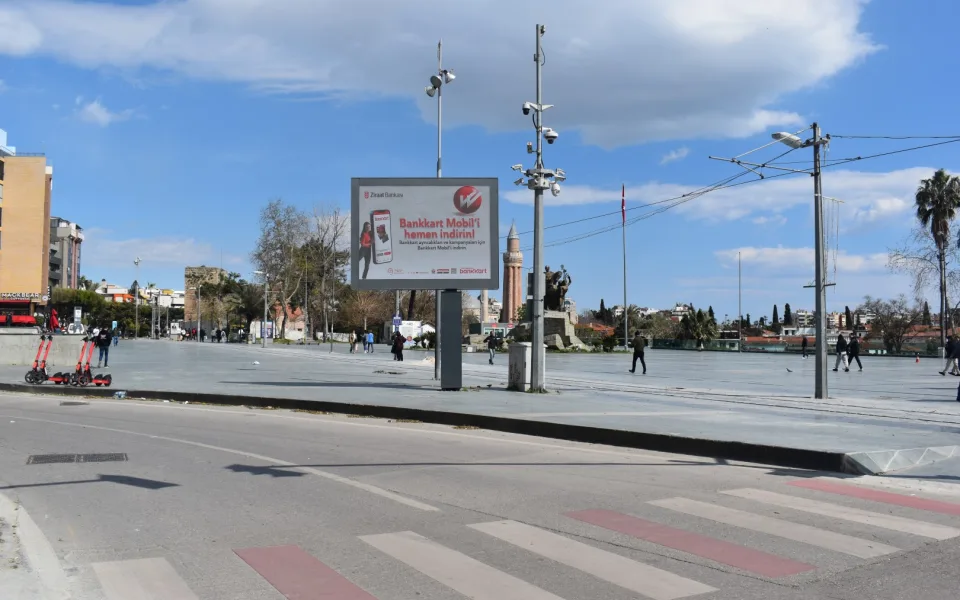 Şehir Estetiği mi Reklam Geliri mi? Kent Alanlarında Denge Arayışı