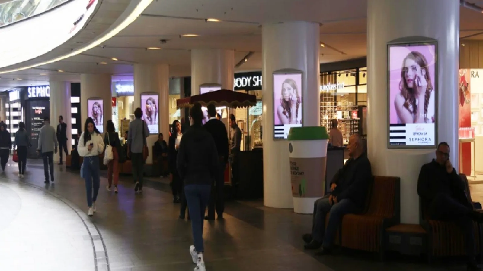 Retail Media ile Açıkhava Reklamcılığının Birleşmesi: In-Store DOOH