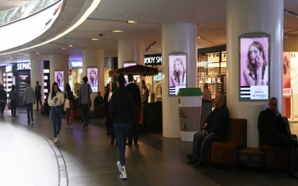 Retail Media ile Açıkhava Reklamcılığının Birleşmesi: In-Store DOOH